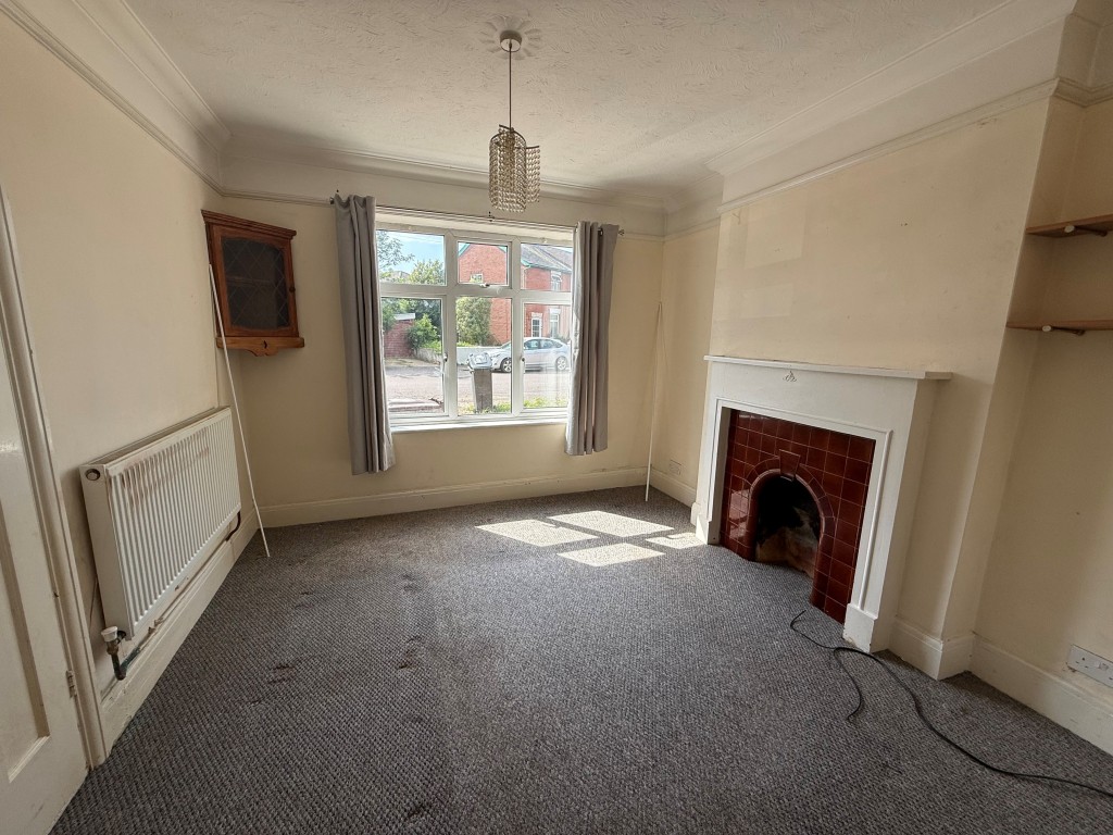 Lot: 143 - TWO-BEDROOM SEMI-DETACHED HOUSE WITH DRIVEWAY - Carpeted lounge with fireplace and bay window